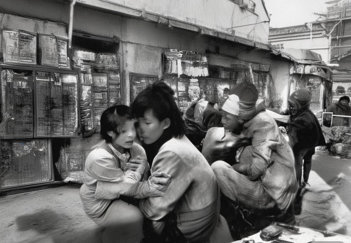 年终总决赛启用全新舞台设计：360度环形屏幕与全息投影技术首次应用